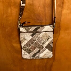 COACH CROSSBODY LIKE NEW. PERFECT SIZE. NICE STRAP WITH CUSHION FOR SHOULDER.